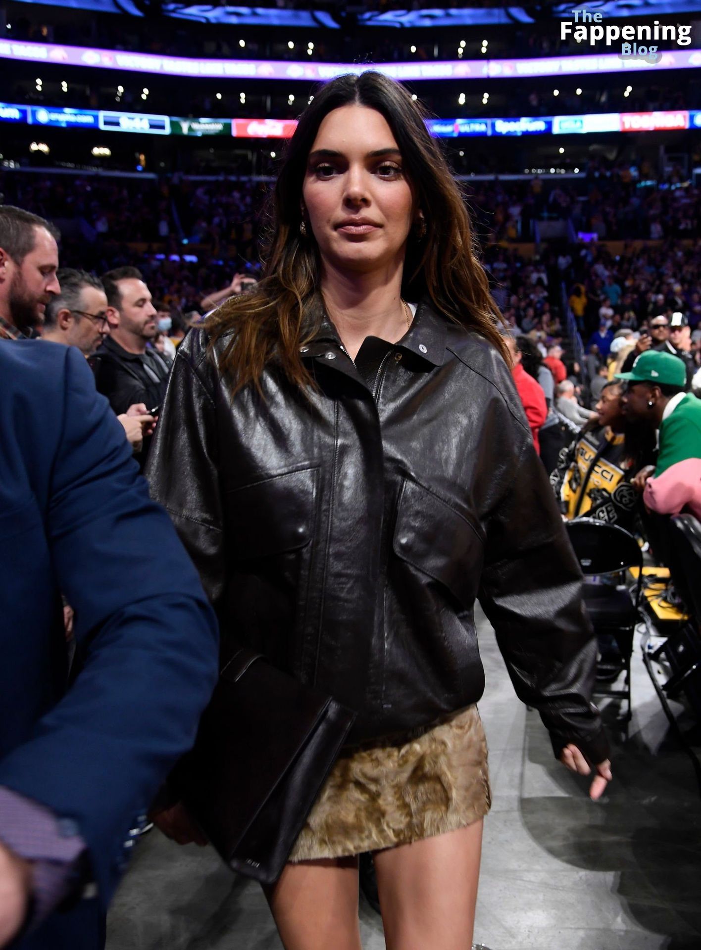 Kendall Jenner Displays Her Sexy Legs at the Lakers Vs. Warriors Game