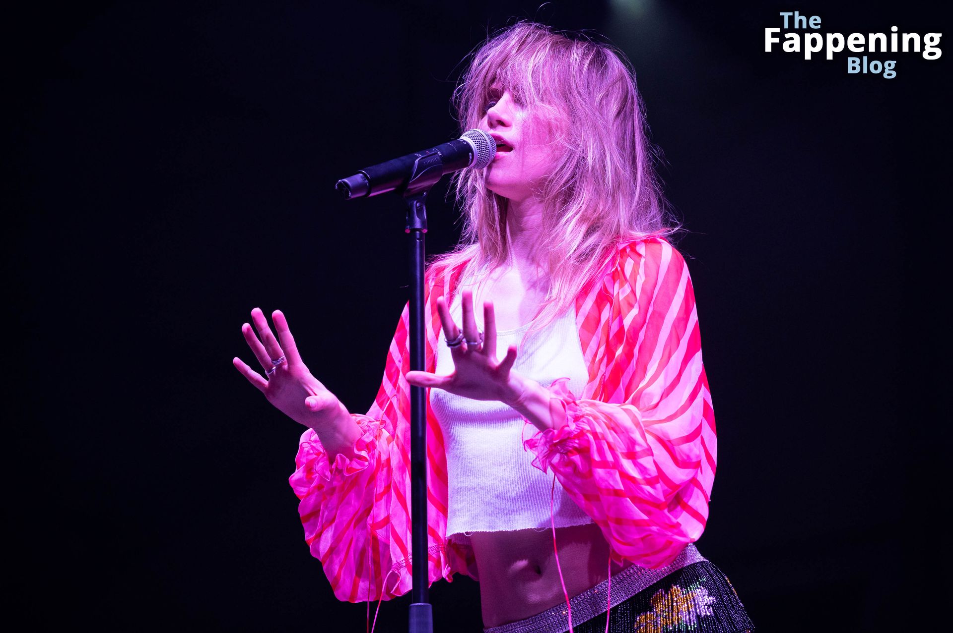 Suki Waterhouse Shows Off Her Pokies On Stage 35 Photos ͡° ͜ʖ ͡° The Fappening Frappening 