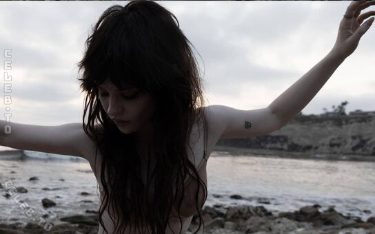 Sophie Thatcher Nude Leaks OnlyFans Photo 304