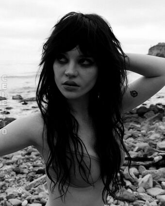 Sophie Thatcher Nude Leaks OnlyFans Photo 301